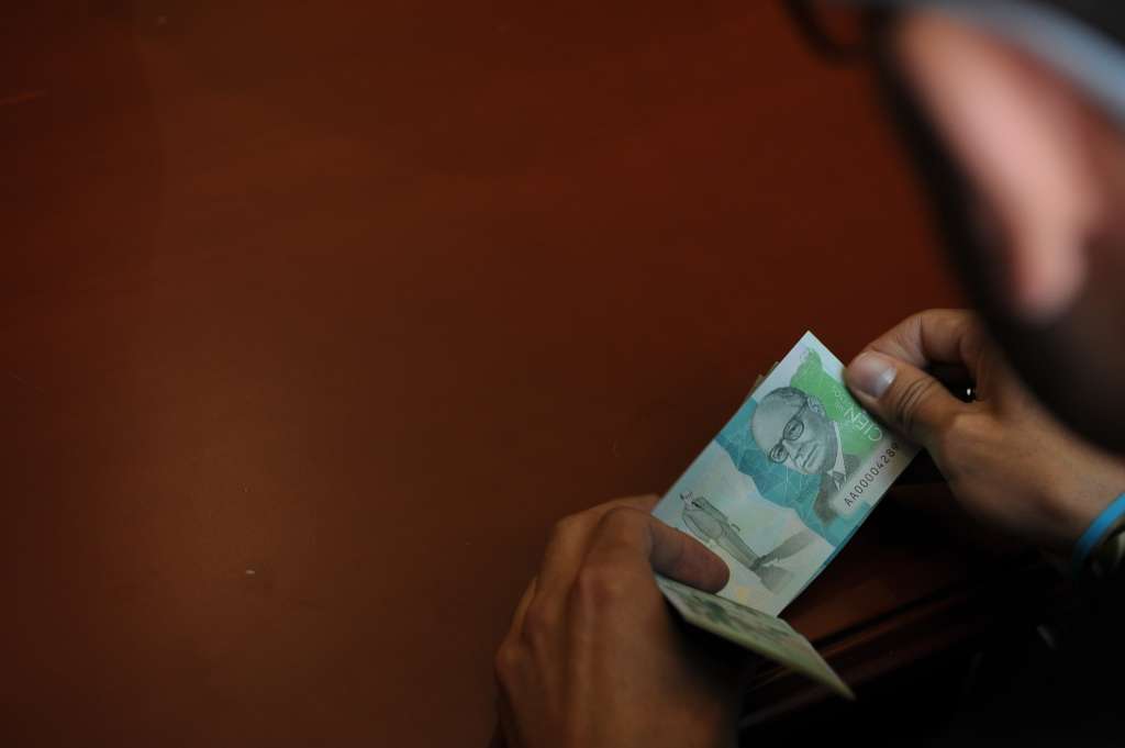 Lanzamiento del nuevo billete $ 100.000 pesos colombiano.