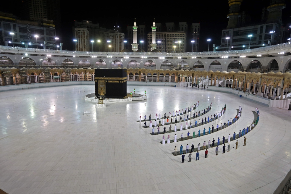 Fieles en oración en el santuario más sagrado del Islam, en el complejo de la Gran Mezquita en la ciudad sagrada de La Meca, Arabia Saudita.