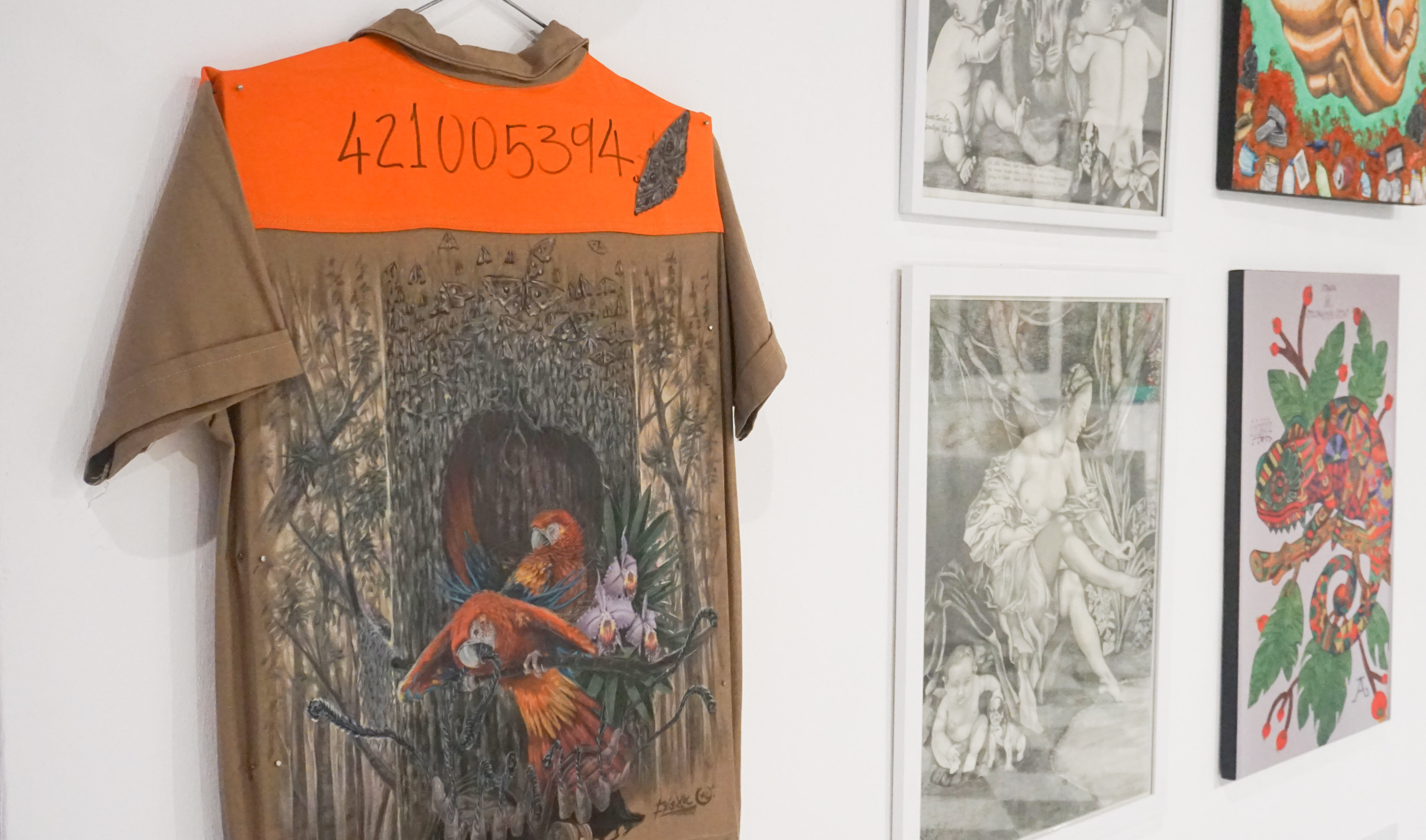 Una de las obras seleccionadas del Salón BAT. En la foto, el uniforme de un hombre preso que quiso convertir "su cotidianidad en arte".