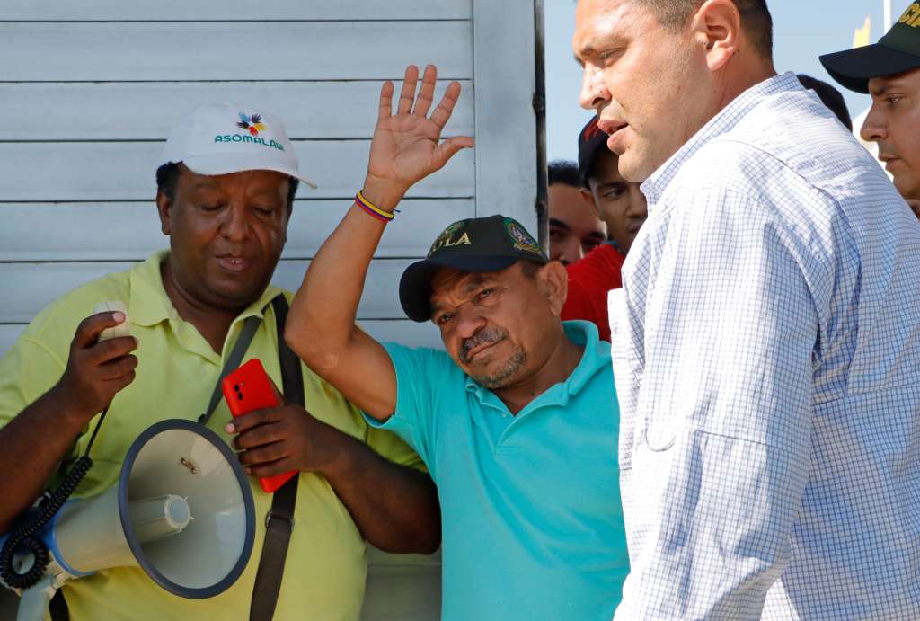 AME5631. BARRANCAS (COLOMBIA), 09/11/2023.- Luis Manuel Díaz Jiménez, padre del futbolista colombiano Luis Díaz, saluda a la multitud, entre familiares, amigos y curiosos, que lo recibió hoy en su casa luego de ser liberado tras permanecer secuestrado doce días por la guerrilla del Ejército de Liberación Nacional (ELN), en Barrancas, La Guajira (Colombia). Una camioneta negra transportó al recién liberado desde Valledupar, capital del departamento del Cesar, donde aterrizó el helicóptero que lo trajo de regreso a la libertad hasta Barrancas, el pueblo de La Guajira donde vive la familia. EFE/ Ricardo Maldonado Rozo
