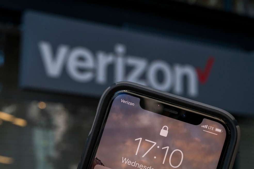 Fachada de tienda Verizón + celular