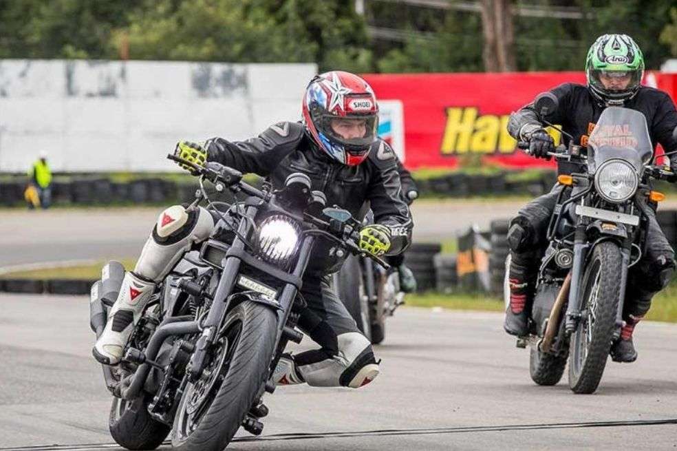 William Morales en su Harley Davidson de color negro, referencia Sportster XR1200X. Edición especial que solamente sacó Harley en 2009 al 2012.