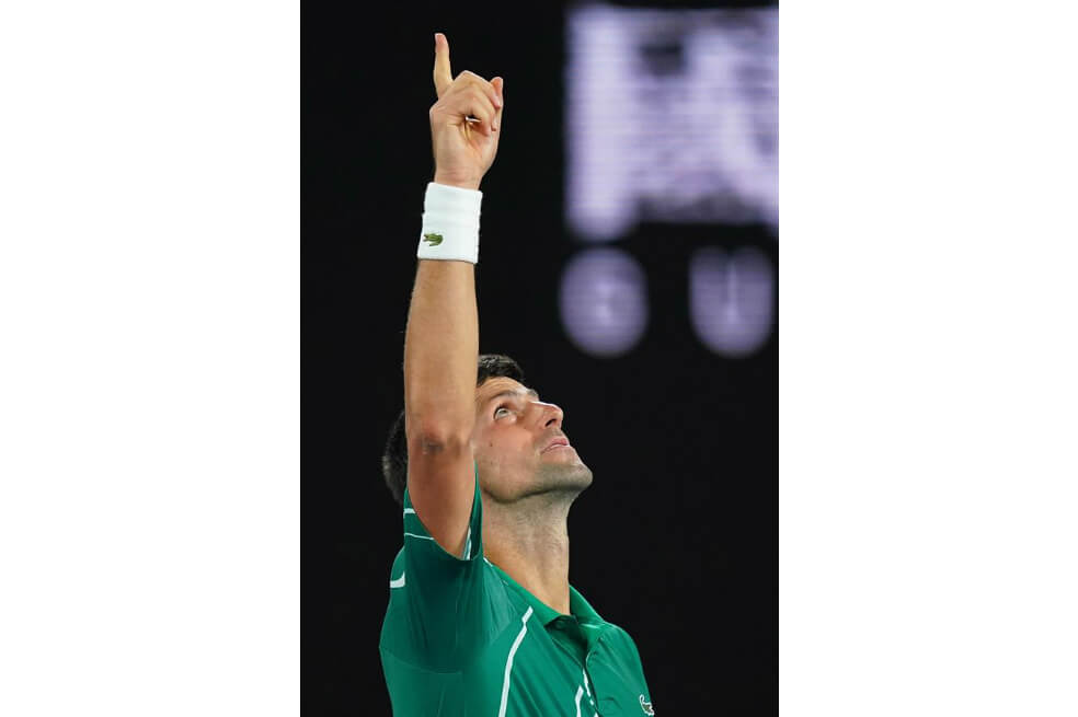 El tenista serbio Novac Djokovic tras vencer a Roger Federer y avanzar a la final del Abierto de Australia 2020. / EFE