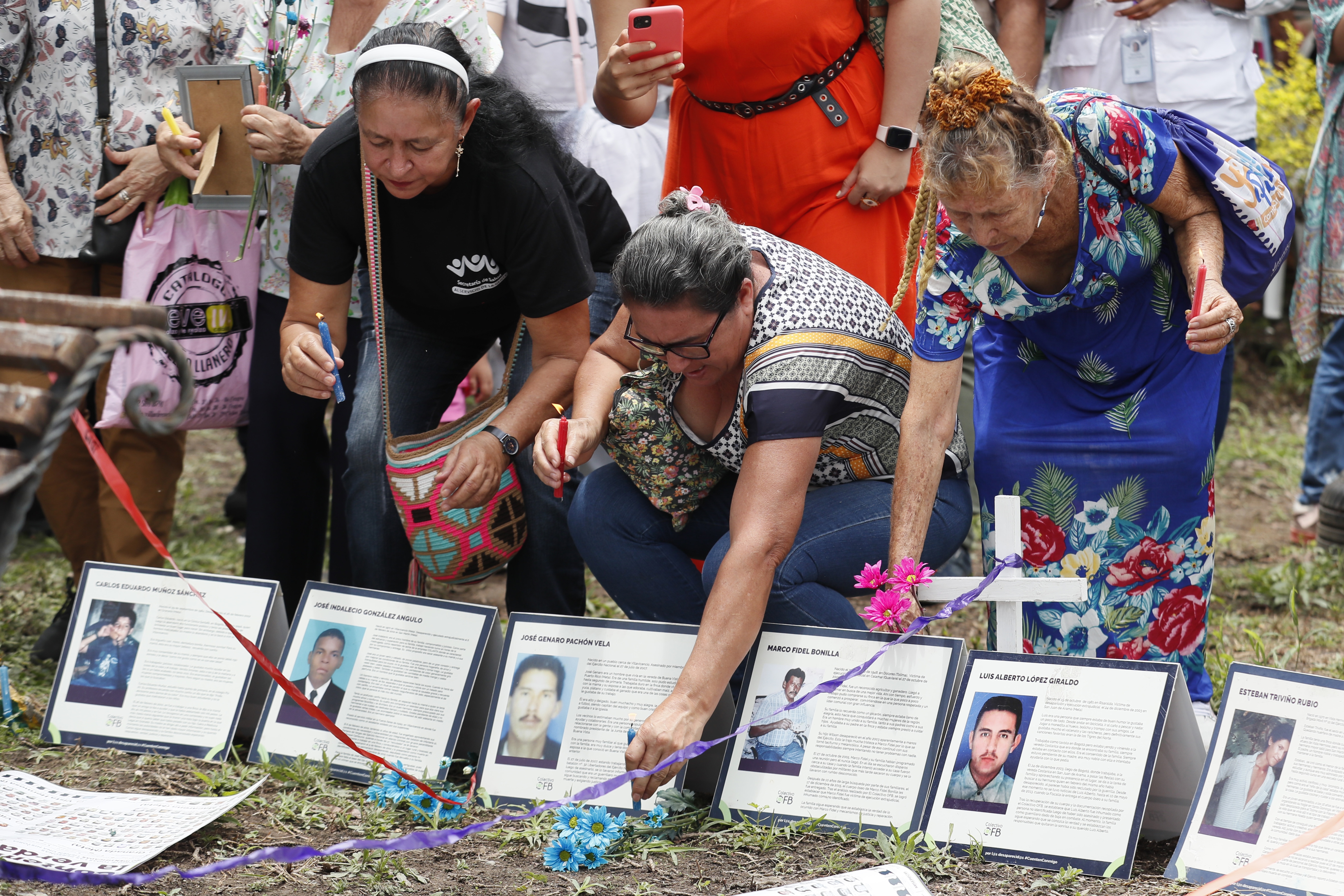 VIL400. VILLAVICENCIO (COLOMBIA), 12/03/2023.- Mujeres participan en un homenaje a victimas de desaparición durante la visita del presidente de Cataluña, Pere Aragonès, hoy, en el Cementerio Central de Villavicencio (Colombia). El presidente de la región autónoma española de Cataluña, Pere Aragonès, anunció este domingo un fortalecimiento de la cooperación catalana con Colombia, centrada en la paz y la protección de los derechos humanos, que apoyará con financiación la búsqueda de víctimas de desaparición forzada durante el conflicto armado. EFE/ Carlos Ortega