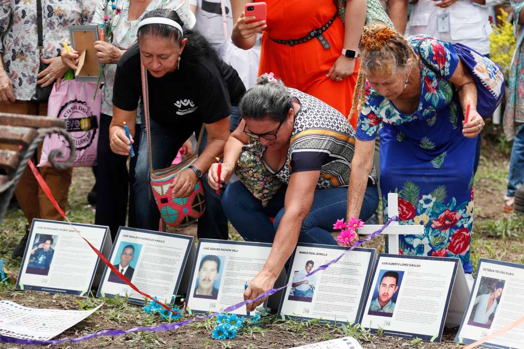 VIL400. VILLAVICENCIO (COLOMBIA), 12/03/2023.- Mujeres participan en un homenaje a victimas de desaparición durante la visita del presidente de Cataluña, Pere Aragonès, hoy, en el Cementerio Central de Villavicencio (Colombia). El presidente de la región autónoma española de Cataluña, Pere Aragonès, anunció este domingo un fortalecimiento de la cooperación catalana con Colombia, centrada en la paz y la protección de los derechos humanos, que apoyará con financiación la búsqueda de víctimas de desaparición forzada durante el conflicto armado. EFE/ Carlos Ortega