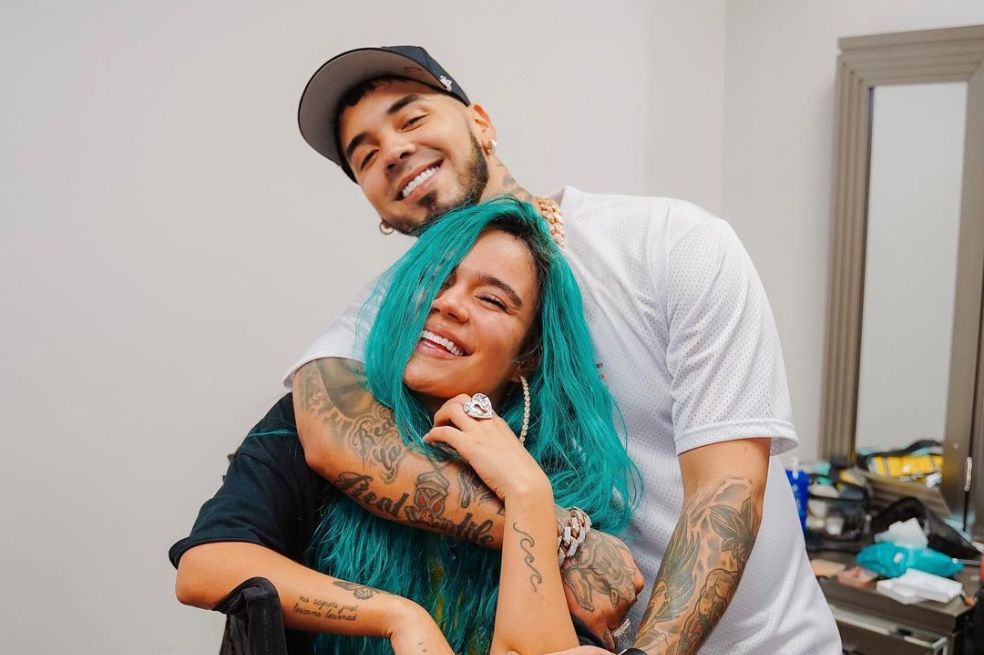 El rapero Anuel AA causó especulaciones entre sus seguidores por usar ropa de Karol G, su exnovia con quien terminó hace más de un año.