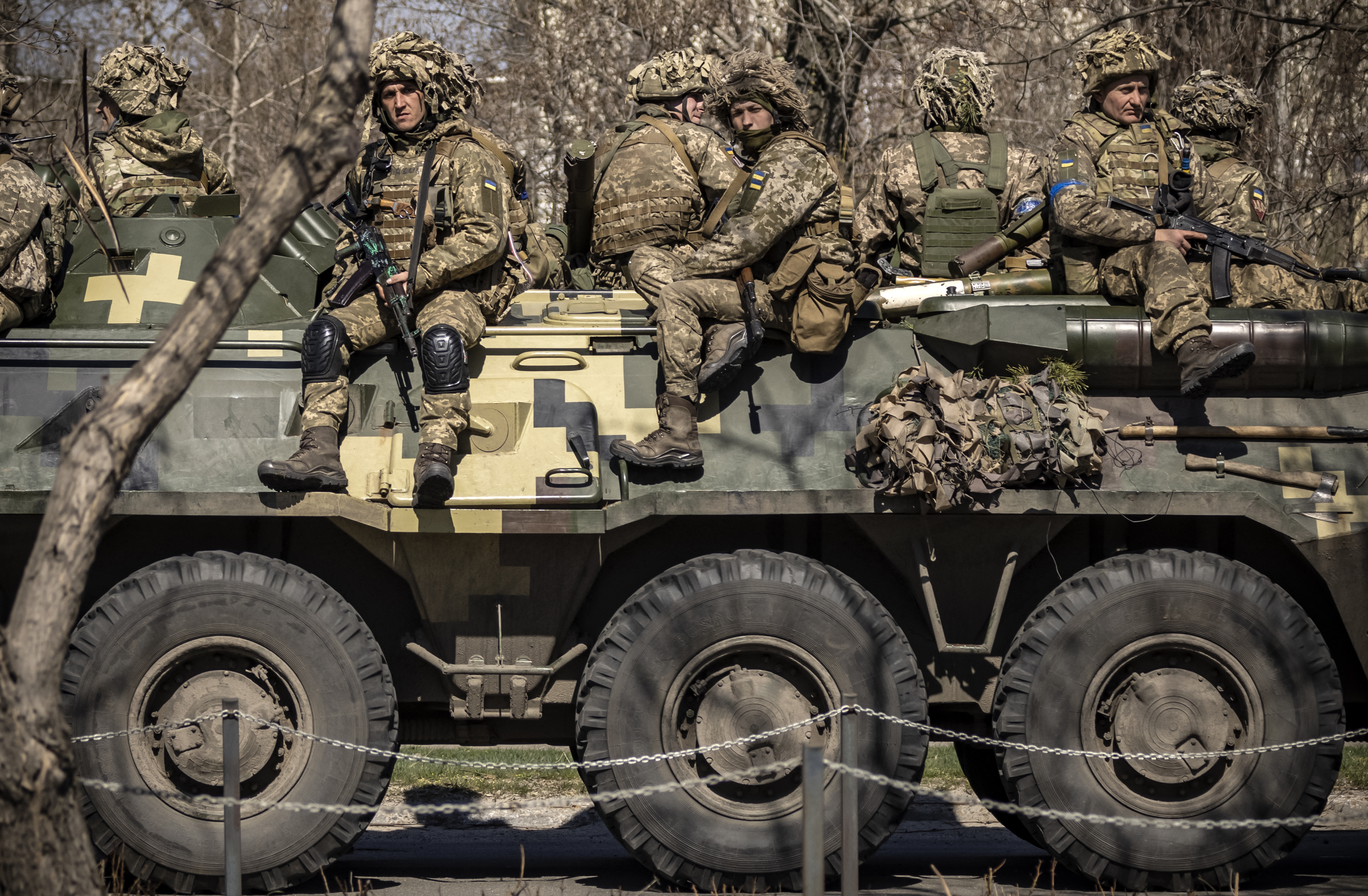 Soldados ucranianos sentados en un vehículo militar blindado en la ciudad de Severodonetsk, región de Donbás, el 7 de abril de 2022, en medio de la invasión militar rusa lanzada contra Ucrania. / Foto de referencia.