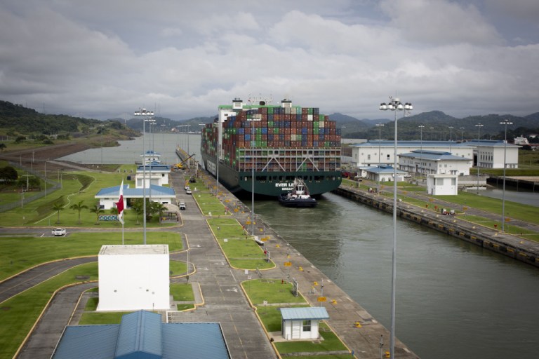 Panamá planea guardar cadáveres en contenedores ante colapso por pandemia
