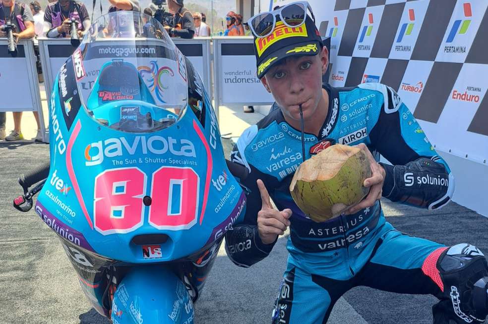 El piloto colombiano David Alonso logró su octavo triunfo de la temporada.
