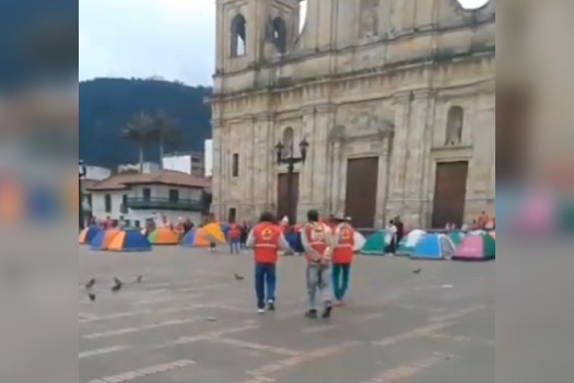 Comunidades campesinas, afros e indígenas provenientes se tomaron la Plaza de Bolívar por escalamiento de violencia en sus regiones