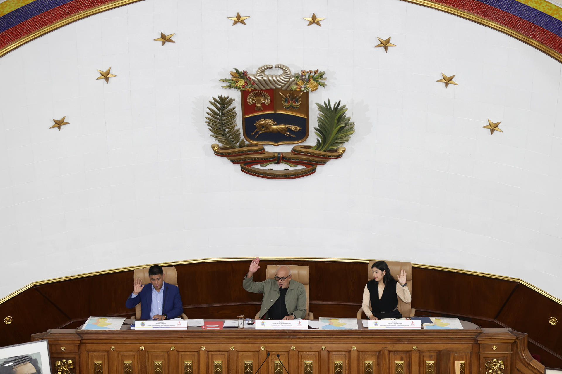 AME954. CARACAS (VENEZUELA), 07/04/2026.- El presidente de la Asamblea Nacional (AN, Parlamento) de Venezuela, Jorge Rodríguez (c), habla junto al primer vicepresidente, Pedro Infante (i), y la segunda vicepresidenta, Grecia Colmenares, durante una sesión de la AN este martes, en Caracas (Venezuela). El Parlamento retomó el debate sobre el proyecto de ley de minas, que abre el sector a la inversión extranjera, en medio de un acercamiento con el Gobierno de Estados Unidos, que ha expresado su interés en la minería venezolana. EFE/ Ronald Peña R
