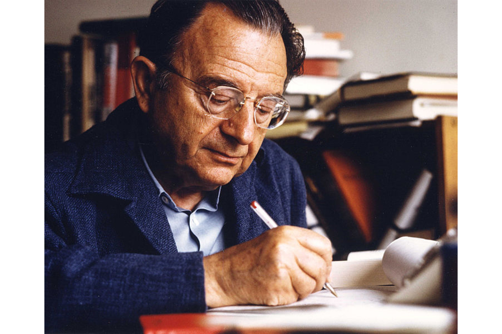 Erich Fromm, filósofo y psicoanalista, escribiendo.