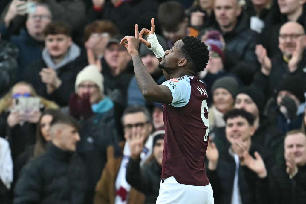 El delantero colombiano #09 del Aston Villa, Jhon Duran, celebra después de marcar el primer gol del partido de fútbol de la Premier League inglesa entre Aston Villa y Manchester City en Villa Park en Birmingham, centro de Inglaterra, el 21 de diciembre de 2024.