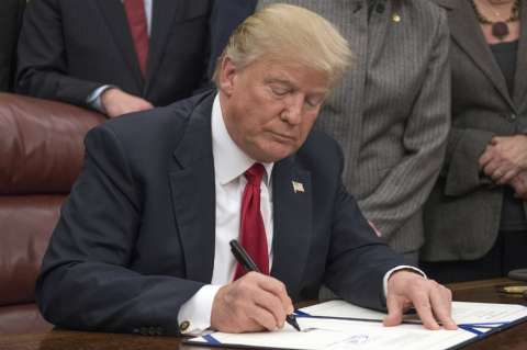 Trump quiere que migrantes paguen por solicitar asilo