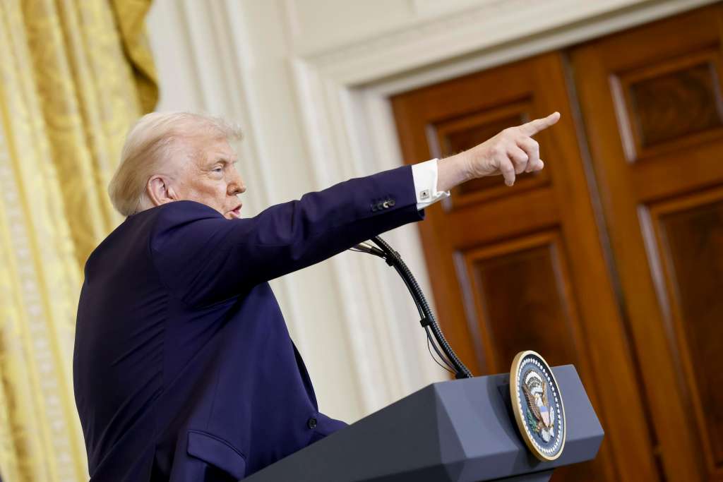 Washington (United States), 04/02/2025.- US President Donald J. Trump speaks during a joint press conference with Israeli Prime Minister Benjamin Netanyahu in the East Room of the White House in Washington, DC, USA, 04 February 2025. President Trump, who is hosting his first in-person meeting with another world leader since returning to the White House, and Prime Minister Netanyahu are set to discuss the Israeli cease-fire with Hamas, Iran's nuclear program and future arms shipments, among other bilateral issues. EFE/EPA/SHAWN THEW / POOL