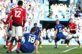 Chelsea empató 2-2 en el último minuto con el United y conservó el liderato de la Premier