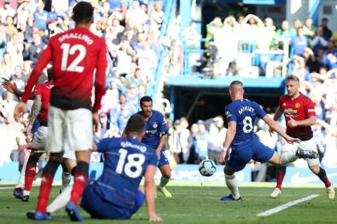 Chelsea empató 2-2 en el último minuto con el United y conservó el liderato de la Premier