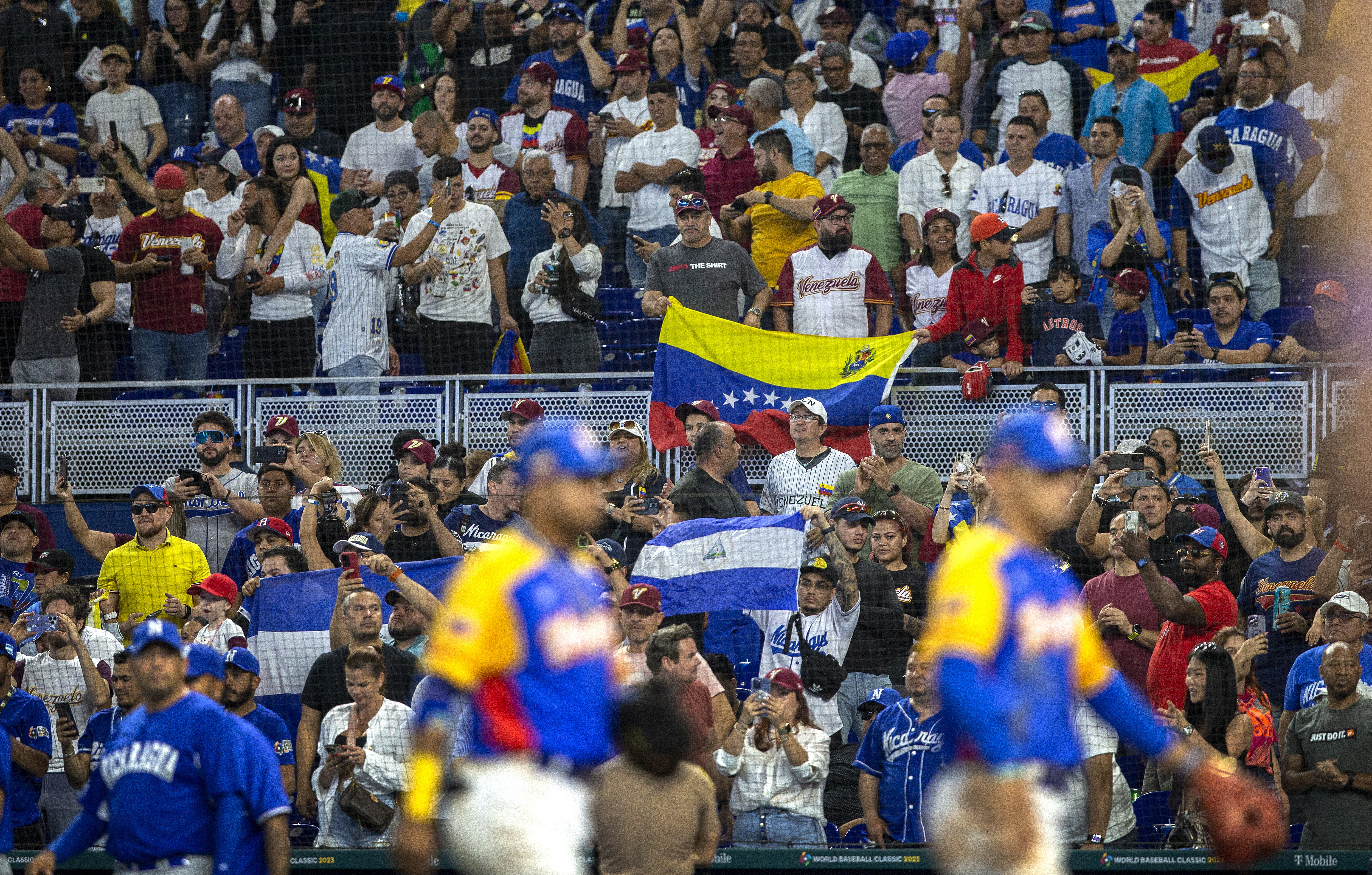 Miami (United States), 14/03/2023.- Fans cheer during the 2023 World Baseball Classic Pool D match between Venezuela and Nicaragua, in Miami, Florida, USA, 14 March 2023. (Estados Unidos) EFE/EPA/CRISTOBAL HERRERA-ULASHKEVICH