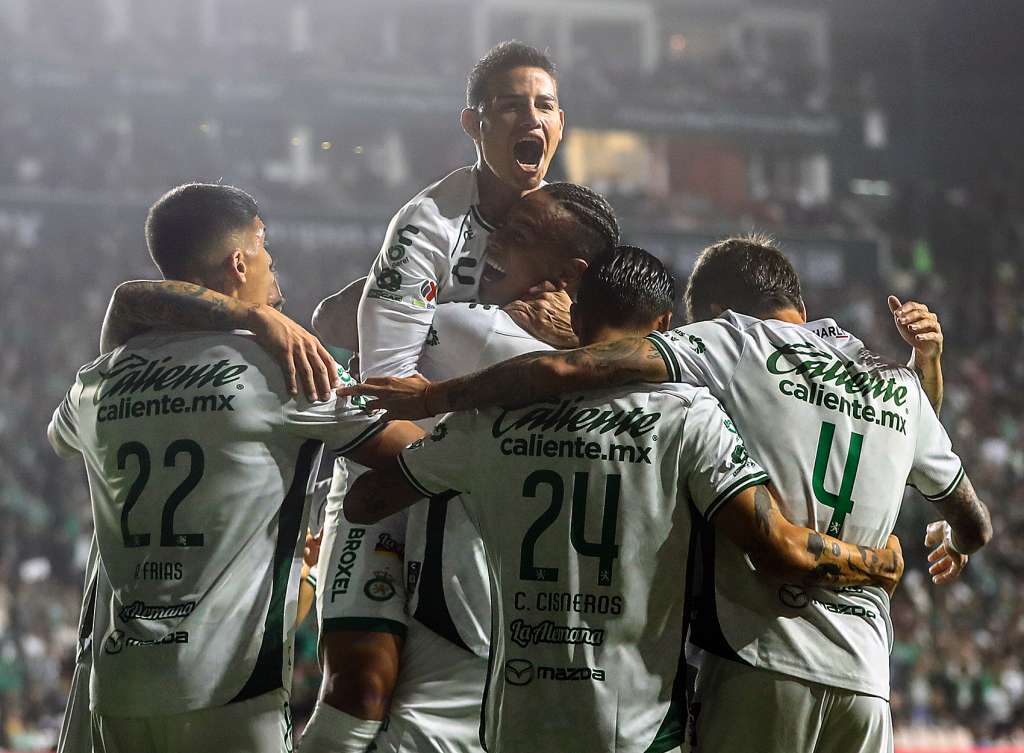 MEX1164. LEÓN (MÉXICO), 28/01/2025.- James Rodríguez (arriba) yJhonder Cádiz (c) de León celebran un gol este martes, en un partido por la jornada 4 del torneo Clausura 2025 de la Liga MX entre León y Guadalajara en el estadio León en el estado de Guanajuato (México). EFE/ Luis Ramírez