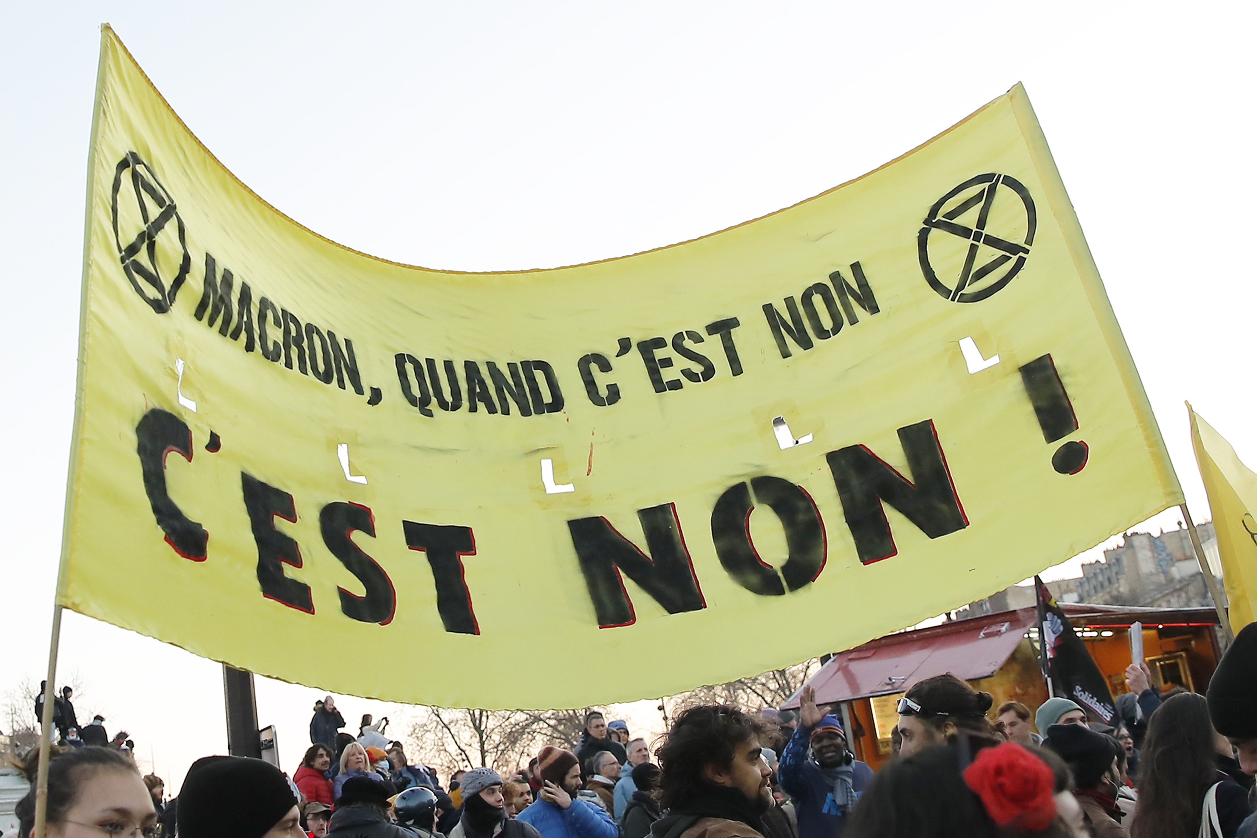 Paris (France), 07/02/2023.- Protesters hold a banner with words 'Macron, when it's no, it's no!', during the demonstration against the government's reform of the pension system in Paris, France, 07 February 2023. The French government plans to raise the minimum retirement age from 62 to 64 by 2030. (Protestas, Francia) EFE/EPA/TERESA SUAREZ