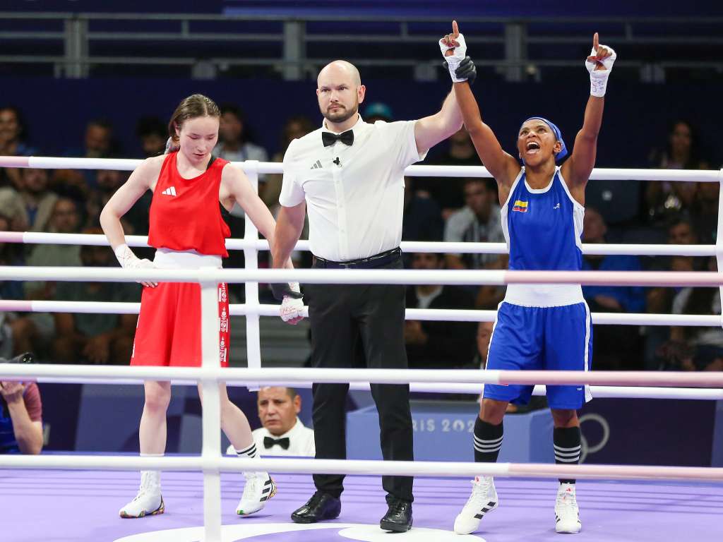 Ingrit Valencia (uniforme azul), en su debut en los Juegos Olímpicos de París 2024.