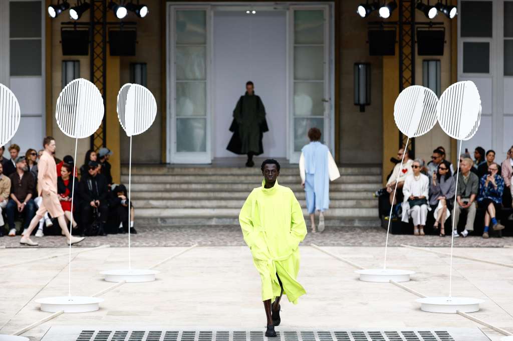 Paris (France), 20/06/2024.- A model presents a creation for the Spring/Summer 2025 Menswear Collection by Issey Miyake fashion house during the Paris Men's Fashion Week, in Paris, France, 20 June 2024. The presentation of the Men'Äôs collections runs from 18 to 23 June. (Moda, Francia) EFE/EPA/MOHAMMED BADRA
