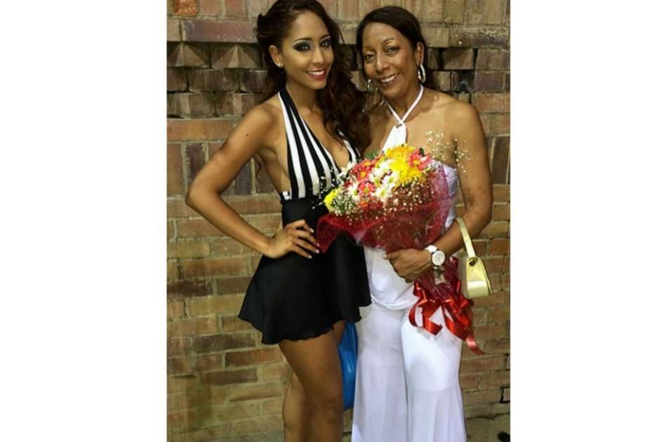 Juliana López, la joven detenida en China desde el pasado 18 de julio, y su mamá Nubia Sarrazola. / Instagram de Juliana López
