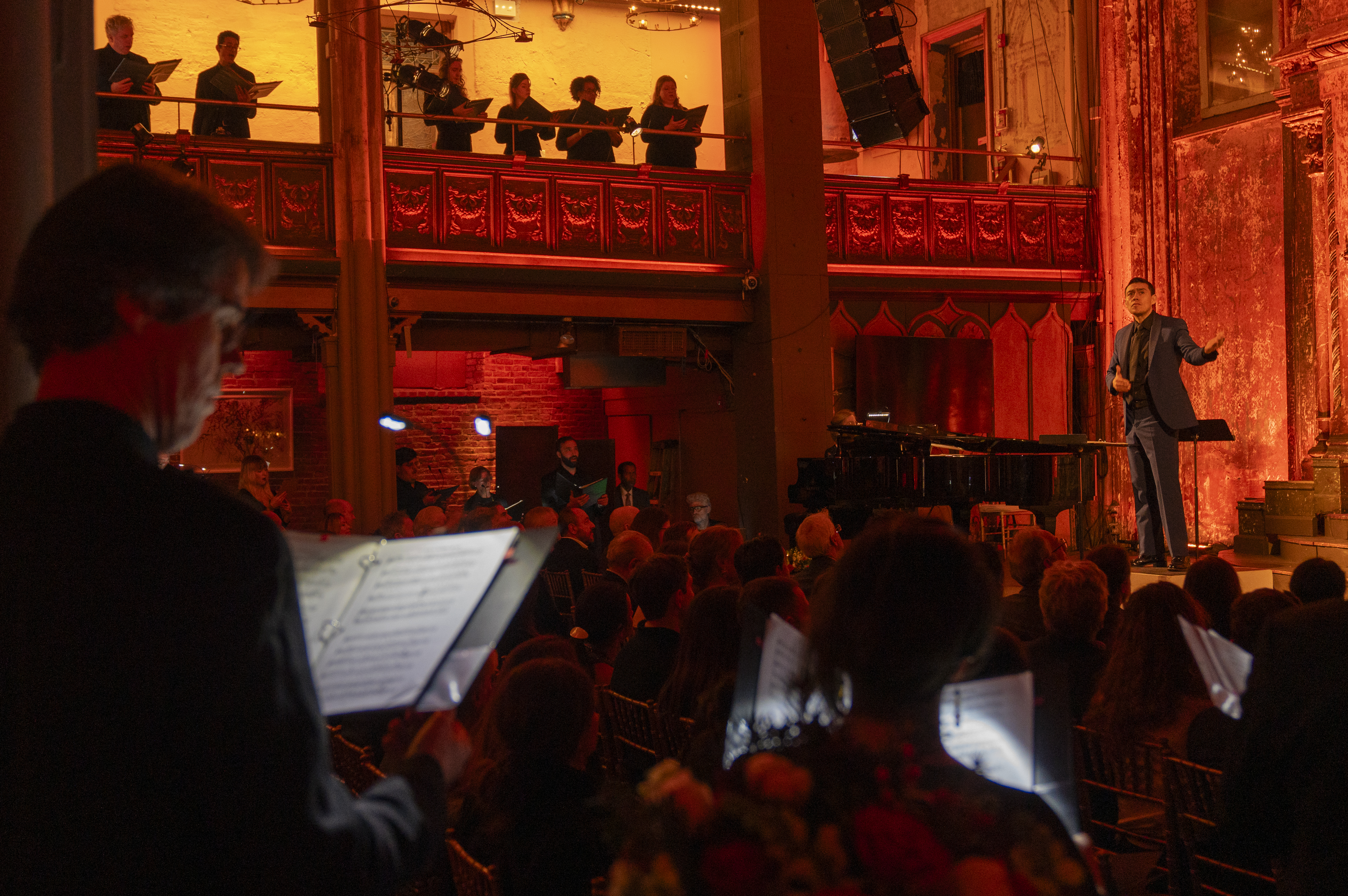 ACOMPAÑA CRÓNICA: EEUU MÚSICA. AME4700. NUEVA YORK (ESTADOS UNIDOS), 10/12/2024.- El coro Música Viva NY se presenta este martes en Nueva York (Estados Unidos). El Teatro Real celebró su primer concierto para los miembros del grupo 'American fellows' en la Fundación Angel Orensanz de Nueva York, una antigua sinagoga en la que el coro Música Viva NY interpretó canciones religiosas y otras más populares en una atmósfera luminosa. EFE/ Angel Colmenares