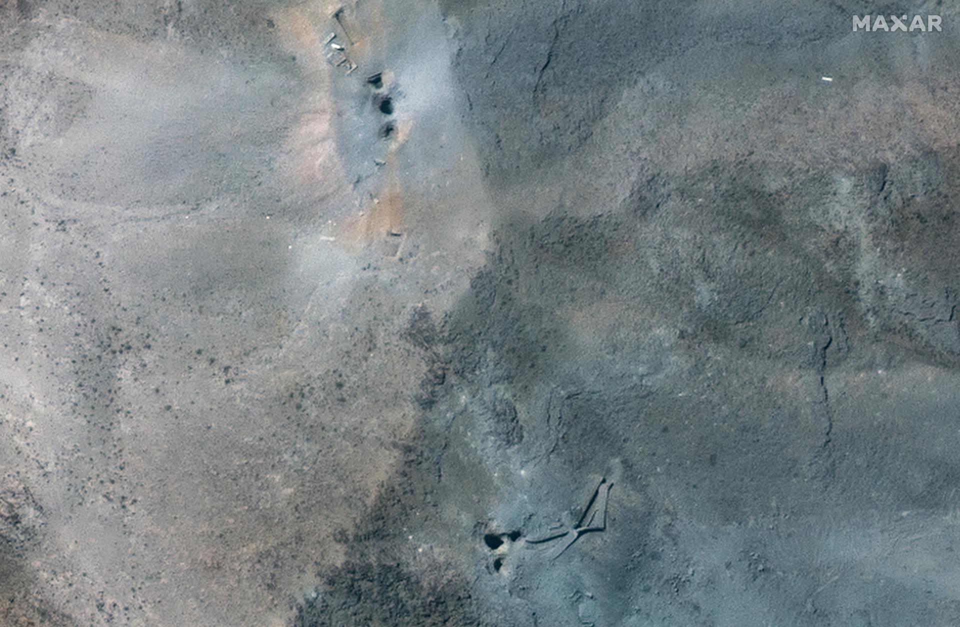 FORDOW (Iran (Islamic Republic Of)), 22/06/2025.- A handout satellite image made available by Maxar Technologies shows a close up view of holes and craters on a ridge at the Fordo underground uranium enrichment following US airstrikes, in Iran, 22 June 2025. The US forces struck three of Iran's key nuclear sites: Natanz, Isfahan and Fordo (Fordow), US President Trump announced on 21 June. EFE/EPA/MAXAR TECHNOLOGIES HANDOUT MANDATORY CREDIT: SATELLITE IMAGE 2025 MAXAR TECHNOLOGIES -- THE WATERMARK MAY NOT BE REMOVED/CROPPEDHANDOUT EDITORIAL USE ONLY/NO SALES