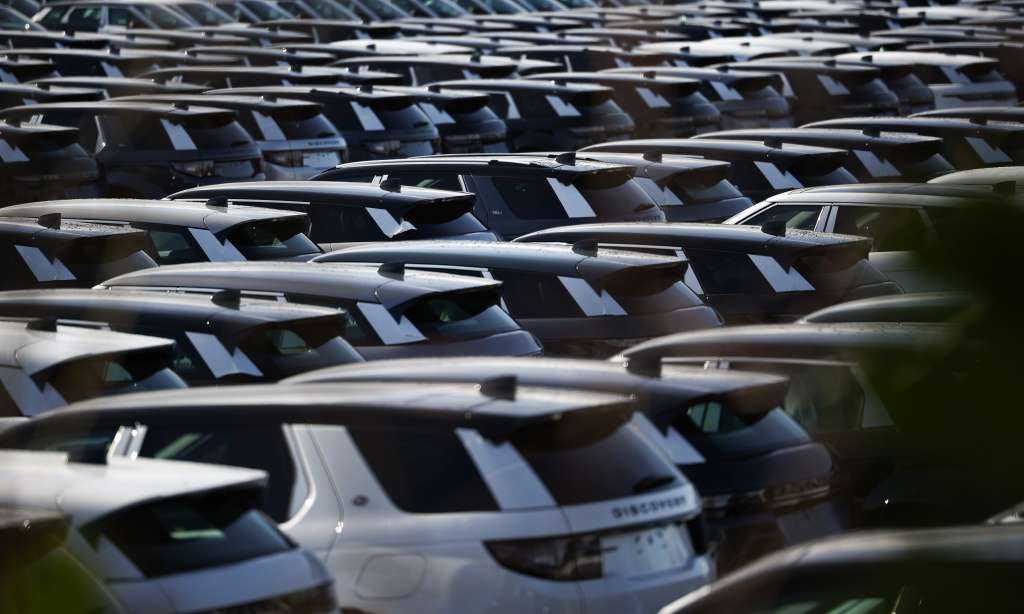 FOTODELDÍA LIVERPOOL (Reino Unido), 25/02/2025. - Vista de un grupo de coches nuevos aparcados en la planta de Halewood de Jaguar Land Rover en Liverpool, Reino Unido, este martes. Jaguar Land Rover ha puesto en marcha un plan de despido voluntario que podría permitir la jubilación anticipada de hasta 200 empleados de su fábrica de Halewood, en Merseyside, donde fabrica los modelos Range Rover Evoque y Discovery Sport. Los despidos se ofrecerán de forma voluntaria a medida que la empresa se prepara para pasar a la producción de vehículos eléctricos. EFE/ Adam Vaughan