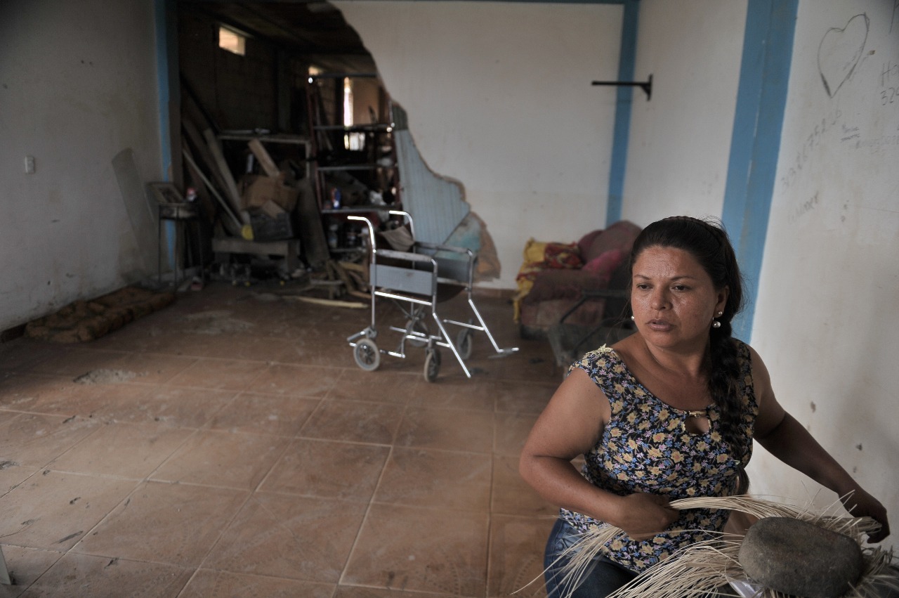 Flor Díaz Erazo, de 41 años, asegura que el ejercicio de tejer en las ruinas de su casa ha tenido efectos terapéuticos.
/ Óscar Pérez - El Espectador