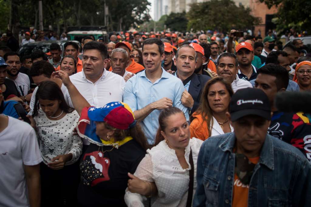 AME3461. CARACAS (VENEZUELA), 30/12/2022.- Fotografía de archivo fechada el 27 de octubre de 2022 que muestra al opositor Juan Guaidó en un acto con seguidores, en Caracas (Venezuela). Un total de 72 exdiputados que respaldaron en 2019 la autoproclamación de Juan Guaidó como presidente encargado de Venezuela aprobaron este viernes la eliminación del llamado "gobierno interino", una instancia que contaba con el reconocimiento de Estados Unidos y un pequeño grupo de países. EFE/ Miguel Gutiérrez