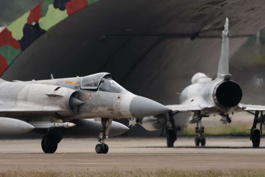 HSINCHU (Taiwan), 30/12/2025.- Taiwanese Air Force Mirage 2000 fighter jets taxi on the tarmac after returning from a mission at an air base in Hsinchu, Taiwan, 30 December 2025. China conducted live-fire drills in five designated maritime and airspace zones around Taiwan. EFE/EPA/RITCHIE B. TONGO