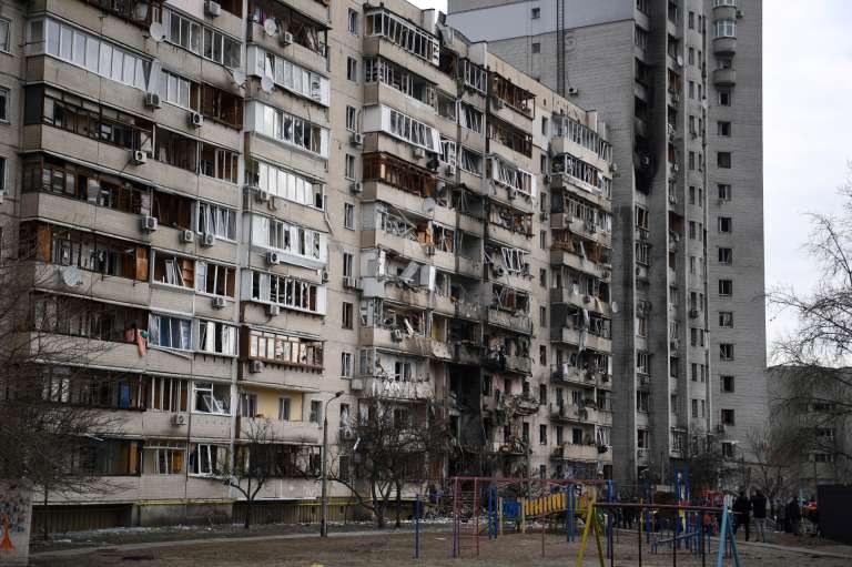El ministro de Relaciones Exteriores, Dmytro Kuleba, expresó en Twitter sobre la gravedad del ataque ruso sobre Kiev “espantosos ataques con cohetes rusos en Kiev”, después de que se escucharan explosiones por varias partes de la ciudad.