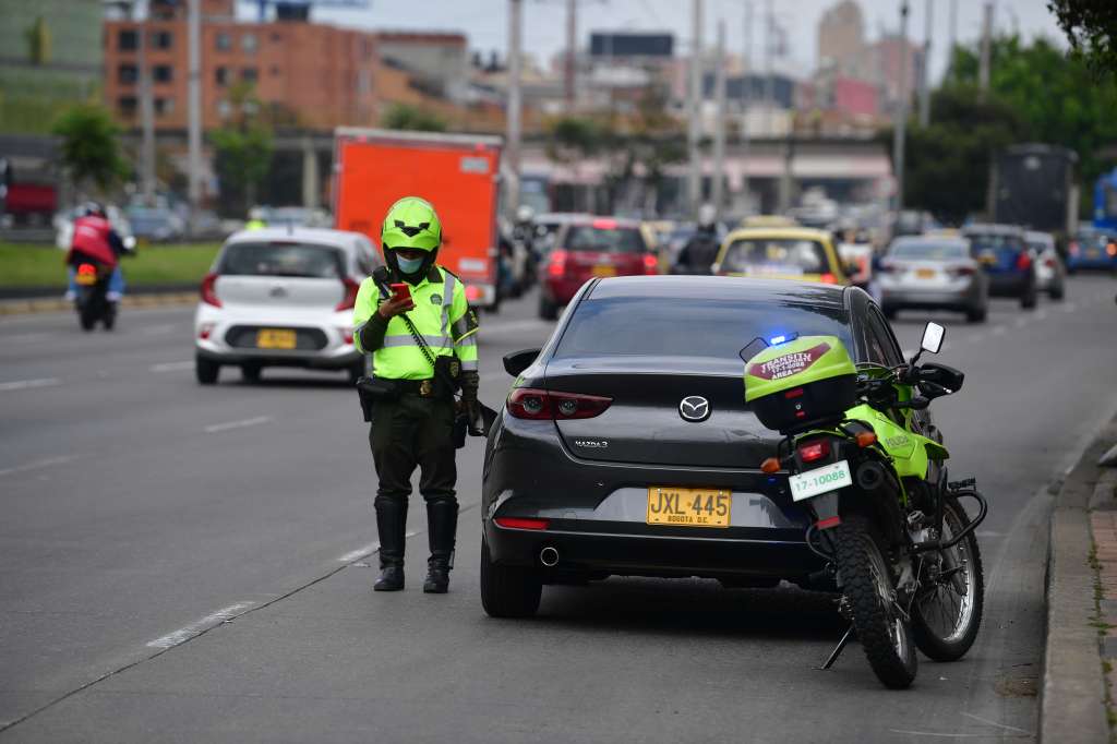 Cambio en el sistema del Pico y Placa en Bogotá. ahora es por días pares e impares desde las 6:00 a.m. hasta las 9:00 p.m. de cada día hábil.