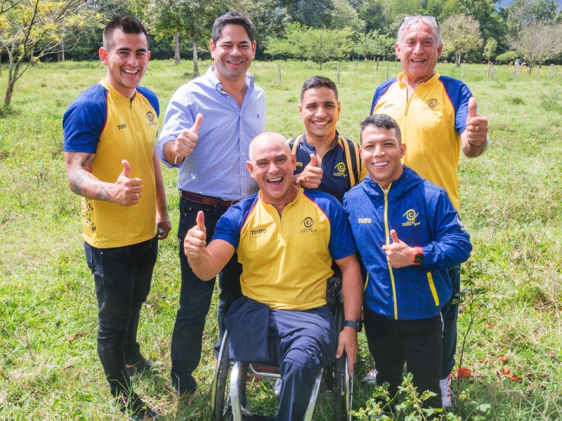 Los nadadores paralímpicos con el ministro Guillermo Herrera. / Mindeporte