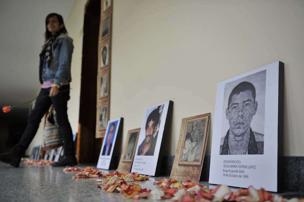 Los retratos de quienes fueron desaparecidos, recostados en una pared del colegio El Carmelo de Bogotá. / Gustavo Torrijos