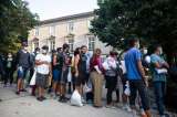 ¿Quién paga realmente los buses que llevan migrantes desde la frontera de EE. UU.?