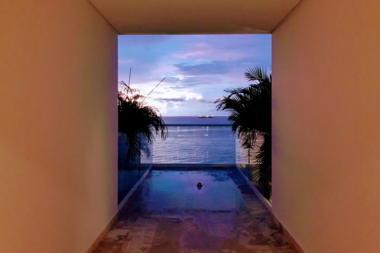 Volver a viajar para sentirnos vivos, para ver cómo, aunque estamos en una nueva realidad, hay cosas que nunca cambian, como la emoción de volver a ver un atardecer en el mar.
