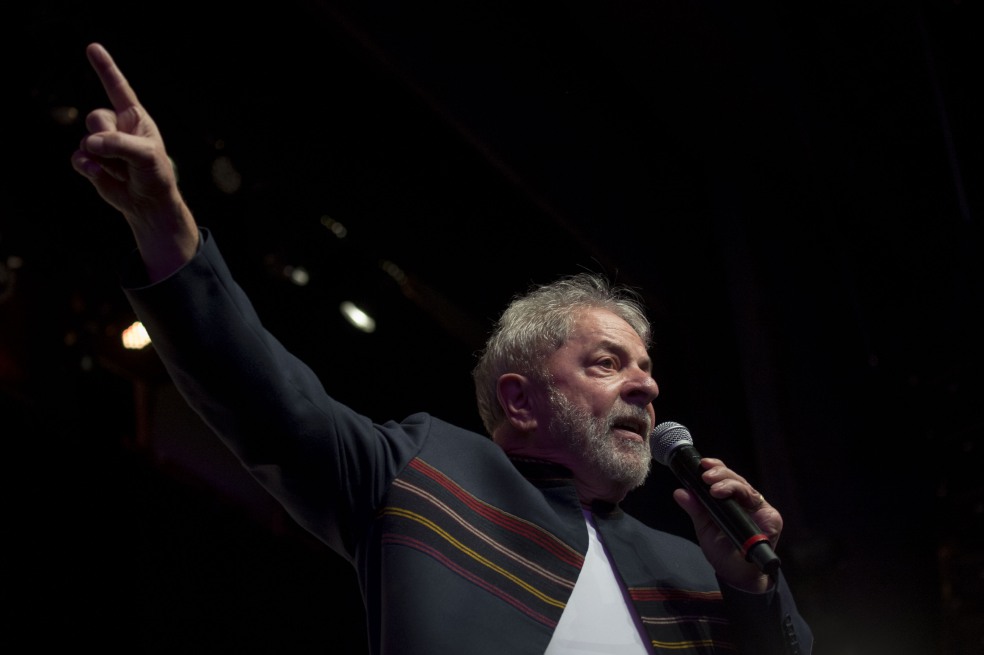 El fallo de hoy contra el expresidente brasileño Luiz Inácio Lula da Silva puede anular su candidatura presidencial. / AFP