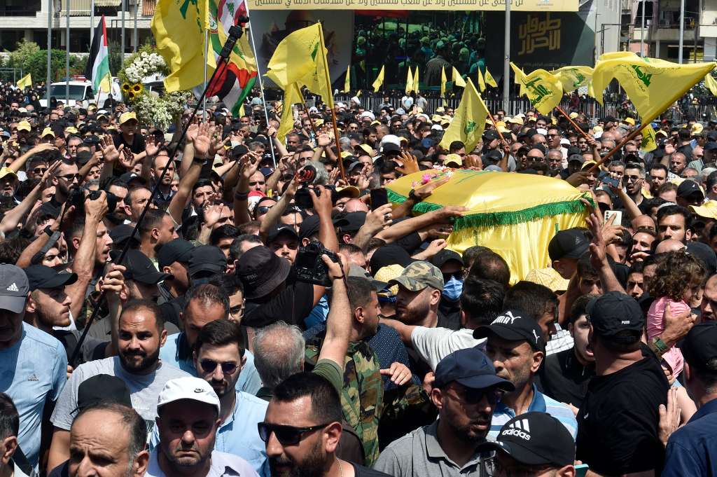 Beirut (Lebanon), 12/06/2024.- Mourners carry the coffin of late Hezbollah senior commander Taleb Sami Abdallah during a funeral procession in Beirut, Lebanon, 12 June 2024. According to the Hezbollah media office, four Hezbollah fighters, including the senior leader Taleb Sami Abdallah, were killed after the Israeli attack on a residential building in Jwaya town in the Tyre district, southern Lebanon on 11 June. (Líbano, Hizbulá/Hezbolá) EFE/EPA/WAEL HAMZEH