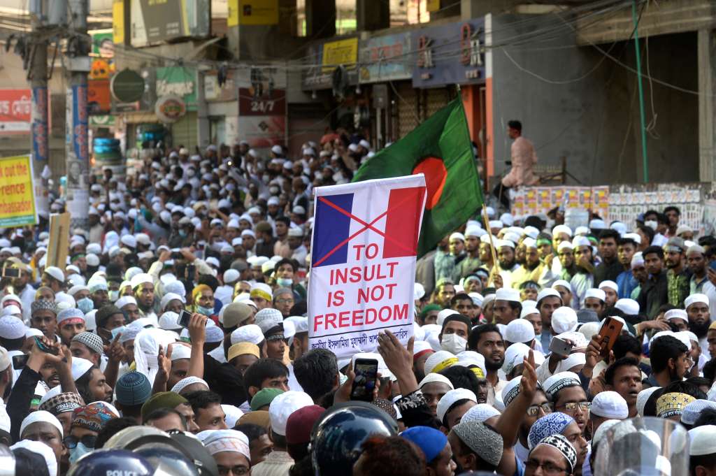Manifestantes en Bangladés de un partido político islamista sostienen pancartas y gritan consignas durante una manifestación que pide el boicot de los productos franceses y denuncian al presidente francés Emmanuel Macron por sus comentarios sobre las caricaturas del profeta Mahoma