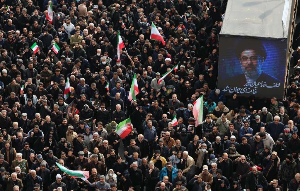 TEHRAN (Iran (Islamic Republic Of)), 11/03/2026.- Iranians gather next to a poster of Iranian new supreme leader Ayatollah Mojtaba Khamenei as they take part during a massive funeral ceremonies for the Iran's Revolutionary Guards Corps (IRGC) commanders, army commanders and others victims who were killed during Iran-US and Israel war in Tehran, Iran, 11 March 2026. A joint Israeli and US military operation continues to target multiple locations across Iran since the early hours of 28 February 2026. (Teherán) EFE/EPA/ABEDIN TAHERKENAREH
