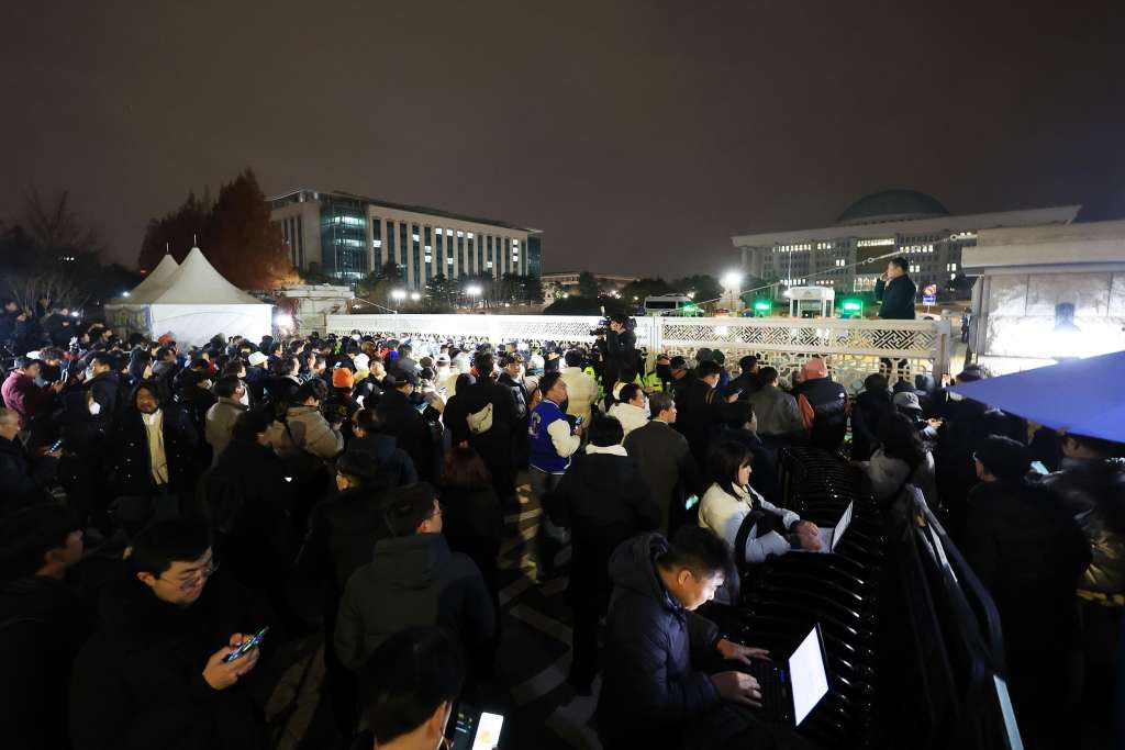 Seoul (Korea, Republic Of), 03/12/2024.- The main gate of the National Assembly in Seoul is crowded with people as police block entry following President Yoon Suk Yeol's declaration of martial law in Seoul, South Korea, 03 December 2024. South Korean President addressed the nation citing the need to root out pro-North Korean forces and uphold the constitutional order. (Corea del Sur, Seúl) EFE/EPA/YONHAP SOUTH KOREA OUT