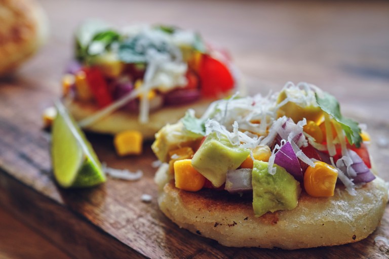 Así se preparan unos deliciosos montaditos de arepa