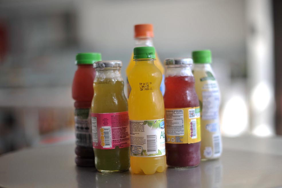 Ya en 2016, el Invima suspendió imágenes e información de la página web de Postobón por promocionar los productos Hit con expresiones como “hechos de fruta” y “todo el poder y el sabor de la fruta en una botella”, que hoy siguen usando. / Archivo El Espectador
