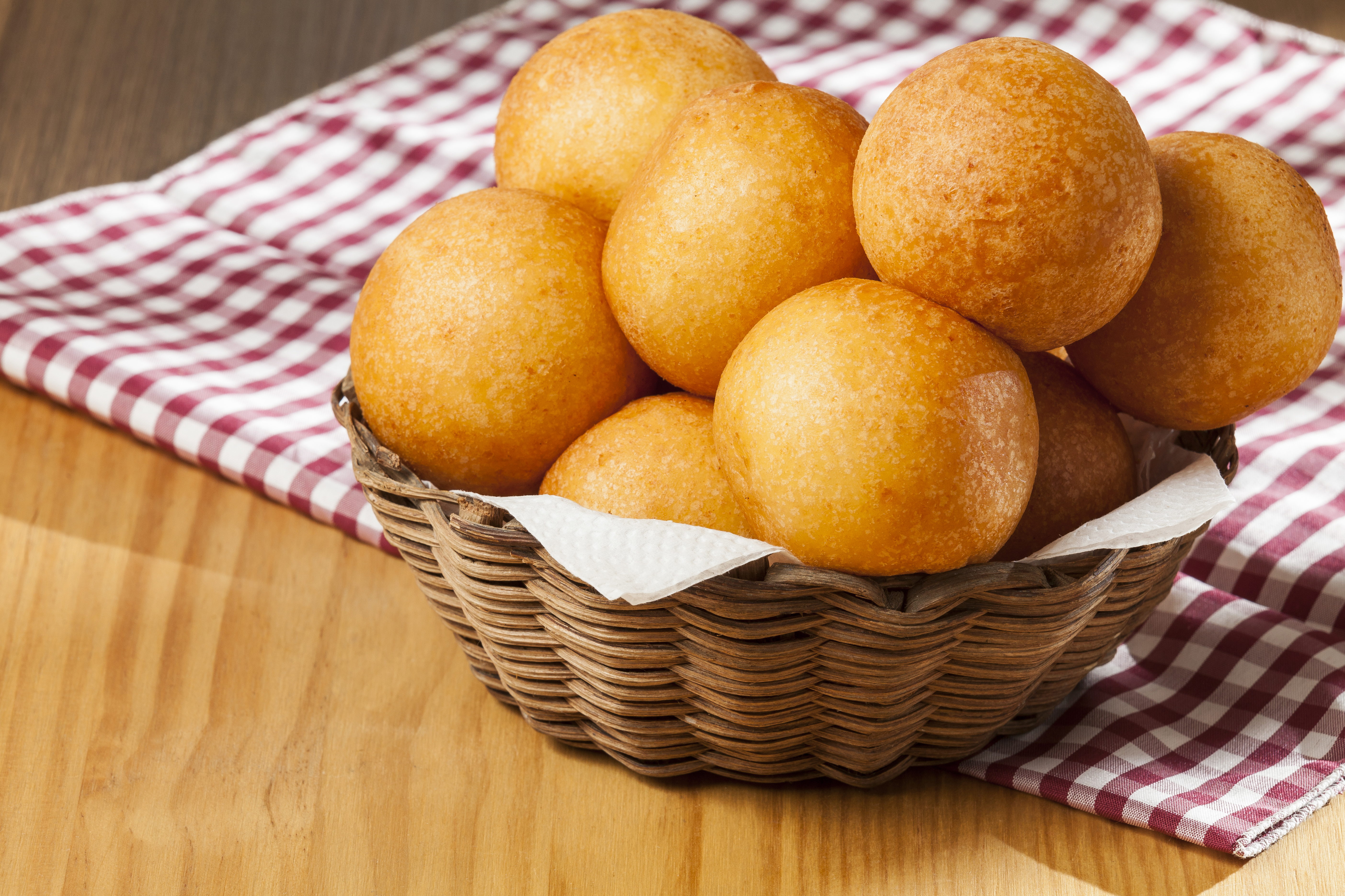 Los buñuelos son esferas redondas y crujientes, hechas con maíz y queso, el toque perfecto para un sabor indescriptible.