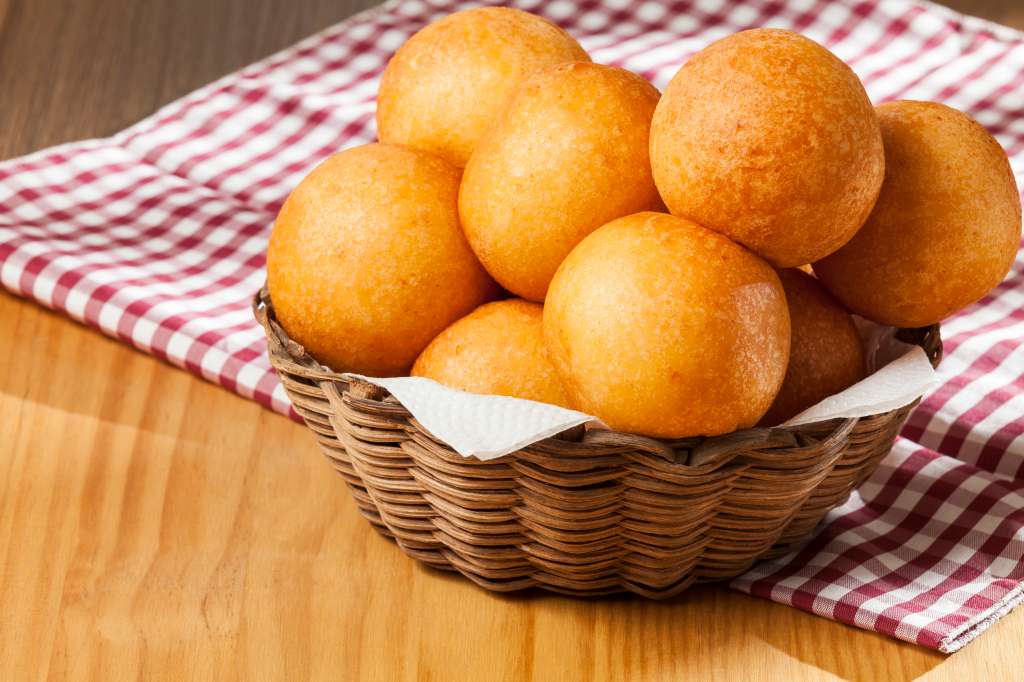 Los buñuelos son esferas redondas y crujientes, hechas con maíz y queso, el toque perfecto para un sabor indescriptible.