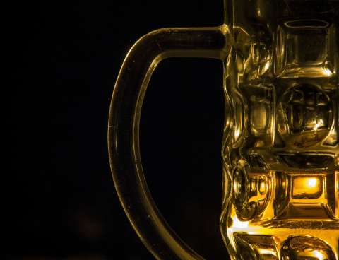 Ojo: Mezclar bebidas alcohólicas con energizantes aumentaría agresiones sexuales