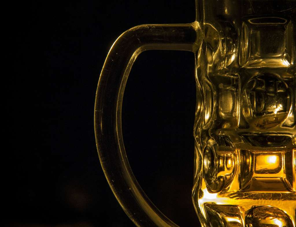 El decreto 749 de 2020 ordenó a los alcaldes y gobernadores prohibir el consumo de bebidas embriagantes en espacios abiertos y establecimientos de comercio. / Pixabay